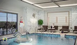 Luksuzni zatvoreni bazen s elegantnim prostorom za sjedenje. Luksuzni prostor sa zatvorenim bazenom s plavim pločicama, elegantnim zidovima s efektom mermera, ugradbenom rasvjetom i udobnim tamnim prostorom za sjedenje. Veliki prozori pružaju pogled na vanjski prostor.