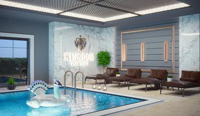 Luksuzni zatvoreni bazen i prostor za opuštanje. Luksuzni zatvoreni bazen sa besprijekornim plavim pločicama i udobnim smeđim ležaljkama. Odlikuje se modernim dizajnom, mermernim zidovima i mrežastom plafonskom rasvjetom.