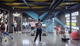 Najsavremeniji moderni fitnes centar sa raznovrsnom opremom. Živahan, moderan fitnes centar sa tamnim podovima, jedinstvenim dizajnom plafona i neonskim motivacionim natpisima. Sadrži različitu opremu za vježbanje i ljude koji aktivno vježbaju u dobro osvijetljenom prostoru.