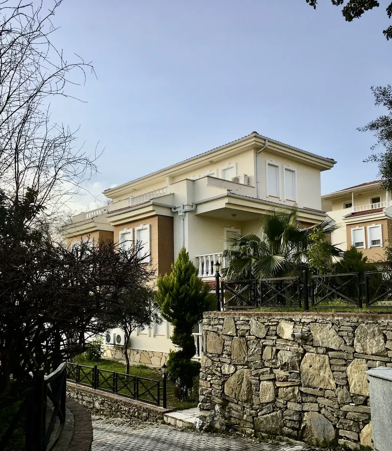 Alanya İncekum'da Satılık 3+1 Villa Dağ Manzaralı