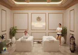 Luksuzna soba za spa tretmane elegantnog dizajna. Luksuzna soba za spa tretmane sa dva bijela stola za masažu, elegantnim ukrasnim detaljima na plafonu i zidovima, ambijentalnim osvjetljenjem i ukrasnim biljkama za mirnu atmosferu.