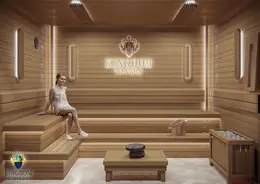Moderna luksuzna sauna sa drvenim enterijerom. Luksuzna i moderna sauna sa toplim drvenim zidovima i višespratnim klupama. Integrisana LED rasvjeta stvara spokojan ambijent, upotpunjujući savremeni dizajn. Žena sjedi na klupi, naglašavajući prostranost.