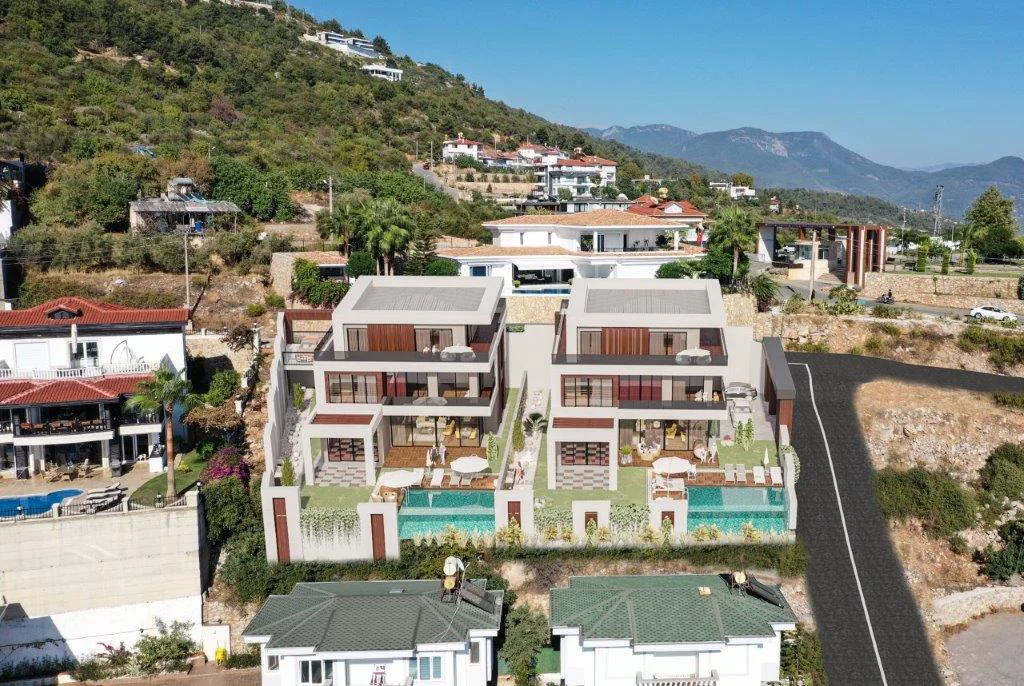 Moderne villaer på bjergskråning med private pools og bjergudsigt. Luftfoto af to moderne villaer på en bjergskråning med private pools, anlagte haver, flere altaner og en fantastisk bjergudsigt.