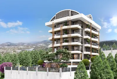 Moderna stambena zgrada s balkonima i slikovitim pogledom na planine. Moderna višespratna stambena zgrada sa bijelim balkonima i zakrivljenim krovom. Okružena bujnim zelenilom, nudi slikovit pogled na udaljene planine i uključuje prostor za igru.