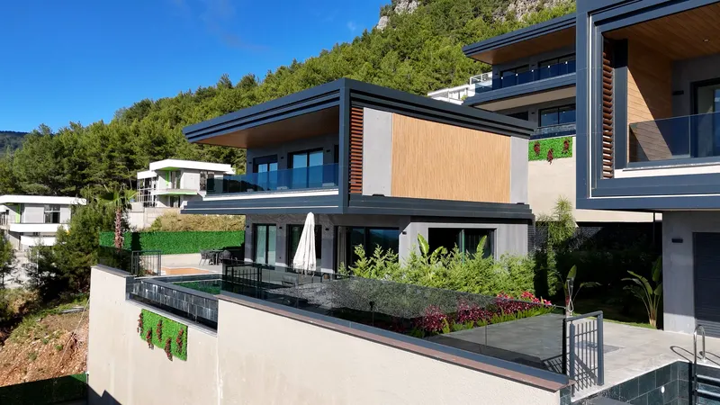Alanya Tepe Villa with 2500 sqm Land and Private Pool