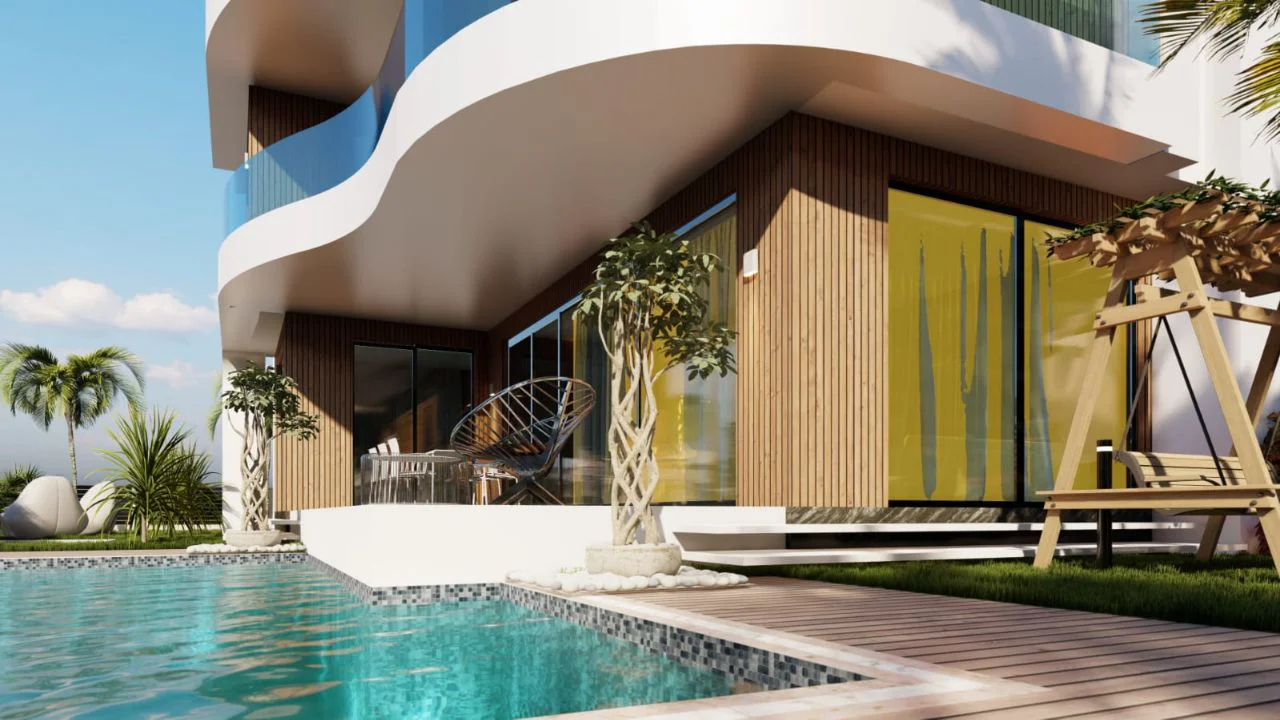 Luxuriöse moderne Villa Außenansicht mit privatem Pool und Deck. Außenansicht einer modernen Villa mit privatem Swimmingpool und Holzdeck. Mit Terrasse mit Gartenmöbeln, zeitgenössischer Architektur, großen Glastüren und üppiger tropischer Landschaftsgestaltung.